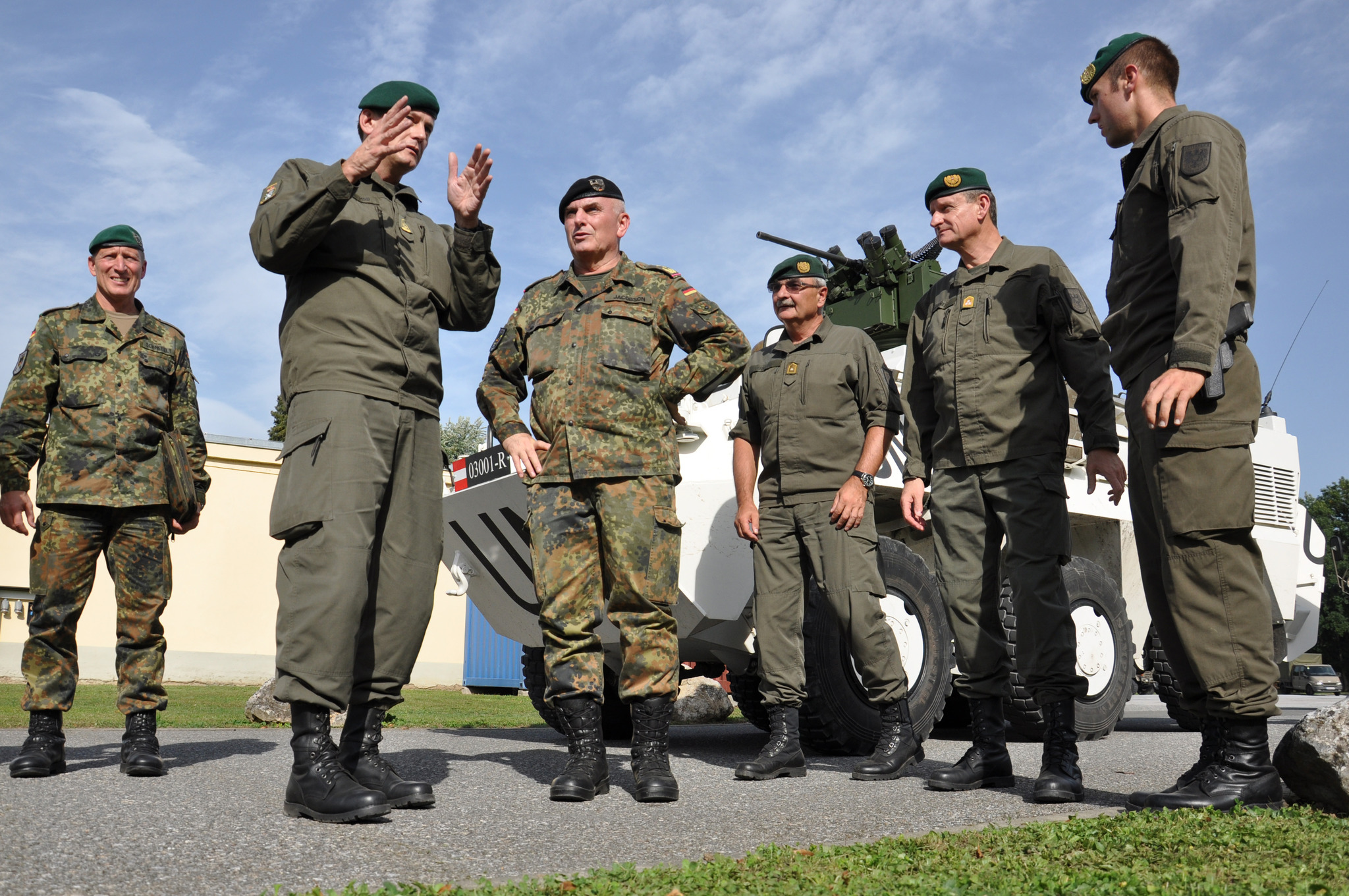 Deutscher General besucht Straßer Soldaten Leibnitz