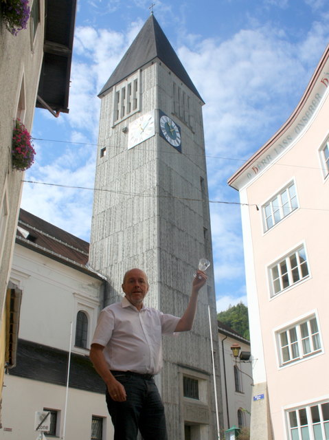 Michael Neureiter vor dem nun 50 Jahre alten neuen Turm mit dem Weinglas, das er 1966 nach dem Herabfallen von der Turmspitze sicherstellen konnte. | Foto: privat