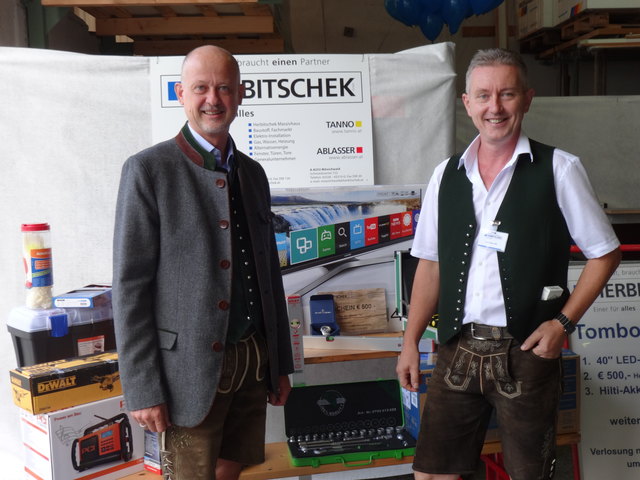 Geschäftsführer Baumeister Peter Herbitschek und Prokurist Peter Hofer freuen sich über das gelungene Fest