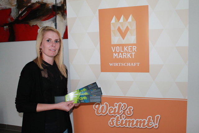 Geschäftsführerin Nicole Malle mit der "GIVe"-Jugendkarte