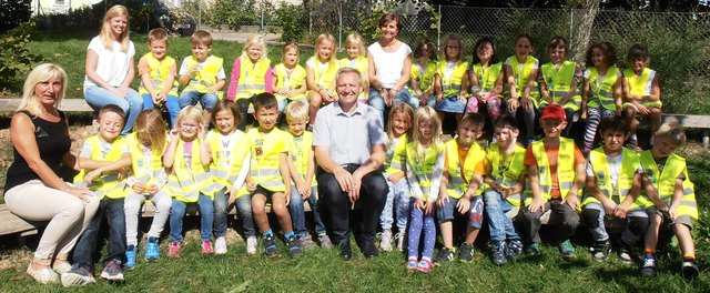 Volksschuldirektorin Rosa Wührer und Bürgermeister Hubert Kern mit den Kindern und Klassenvorständen der zwei ersten Klassen. | Foto: Gemeinde Aschach
