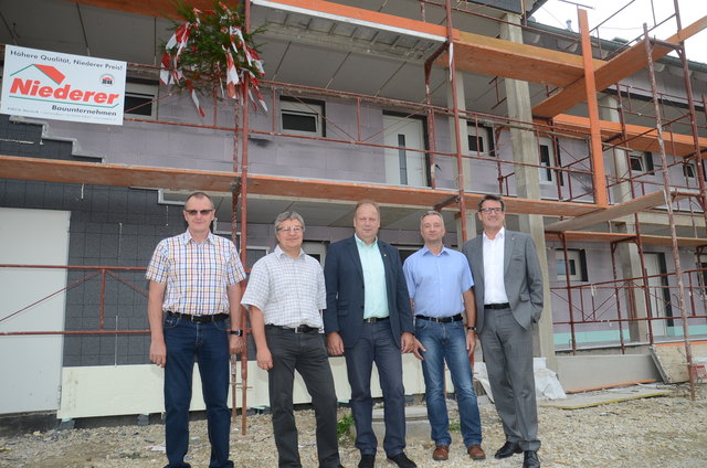 Für Bgm. Josef Korpitsch (Mitte) und OSG-Geschäftsführer Alfred Kollar (rechts) ist der Wohnblock ein wichtiger Impuls für den Ortskern. | Foto: OSG