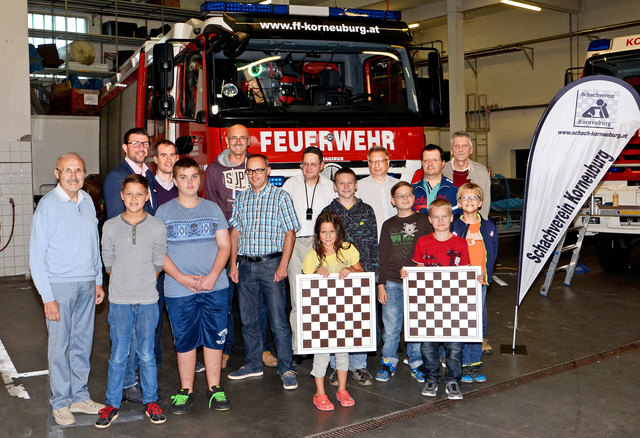 Die Jugendspieler des Schachvereins Korneuburg beim ersten Training in der neuen Vereins- und Spielstätte bei der Freiwilligen Feuerwehr der Stadt Korneuburg mit Kommandant HBI Martin Schuster, Kommandant Stv. OBI Matin Peterl, Schachvereinsobmann Kurt Br