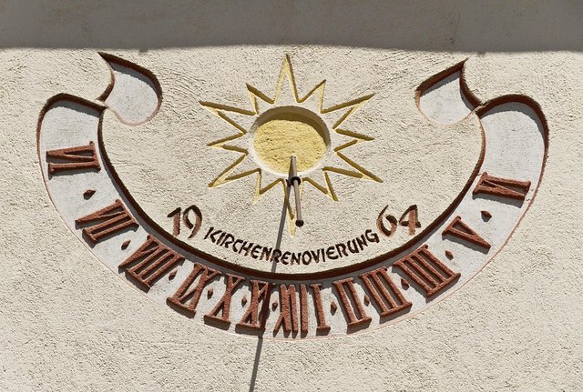 Gegenüber der Markuskirche (hier die Sonnenuhr) befindet sich die Wohnung der Flüchtlinge