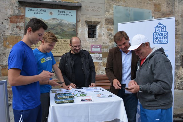 Die App wurde auch beim Gesundheitstag vorgestellt: v.l. Lukas Bair, Paul Pöchgraber und Fritz Auer zu Gast am Stand bei Mike Schwödiauer und Bürgermeister Werner Krammer. | Foto: Magistrat