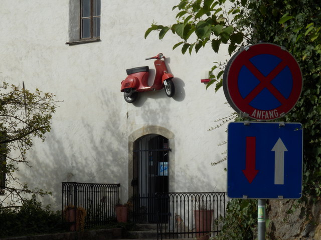 ... in Schärding löst man Verkehrsprobleme "mauerhaftend"....