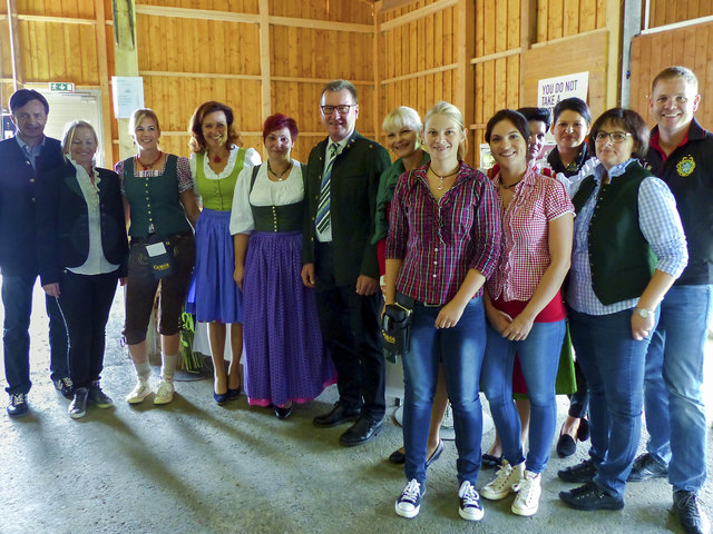 OL Renate Heidinger und Bgm. Michael Fuchs-Wurzinger mit einem Teil der VP-Frauen von Allerheiligen
