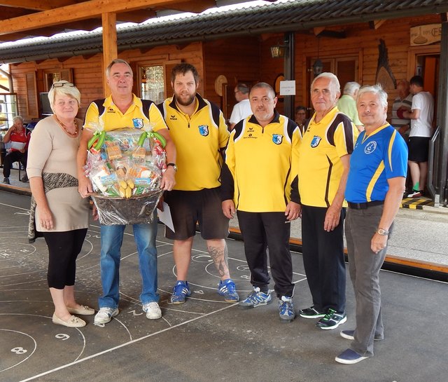 Durch die Niederlage im letzten Spiel gegen den Turniersieger SV Haslau - Maria Ellend musste sich der ESC Wr. Neudorf mit dem 2. Platz zufrieden geben. ESC Wr. Neudorf v.l.n.r.: Nikolaus Patoschka, Markus Wieninger, Wolfgang Heyderer, Josef Koller