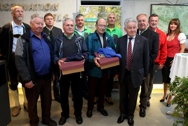 Tourismusverbandsobmann DI Herbert Gösweiner (3. von links), Landeshauptmann Dr. Josef Pühringer (4. von rechts), LAbg. und 3. LT-Präsident DI Dr. Adalbert Cramer (3. von rechts), Nationalpark Kalkalpen Direktor Dr. Erich Mayrhofer (2. von rechts), Nation | Foto: Denise Stinglmayr