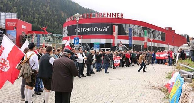 Jährlich kommen an die 200 Personen zur Kundgebung am Brenner.