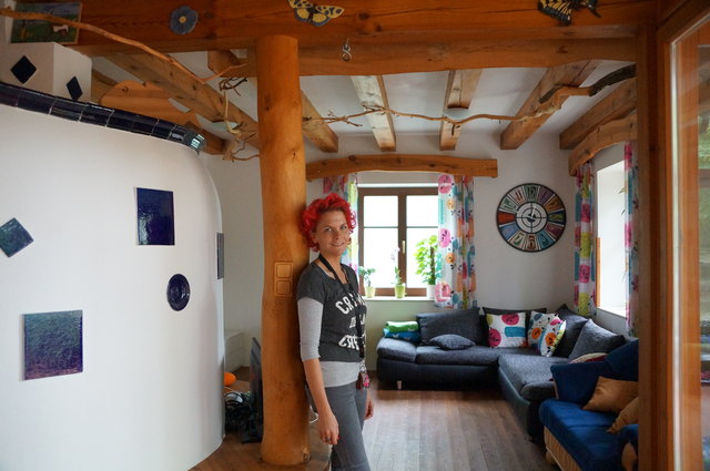 Das Wohnzimmer in der sozialpädagogischen Wohngruppe. Man ist sehr froh, das schöne Haus gefunden zu haben.