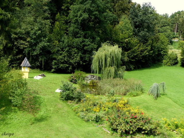 Das Schloss ist von einem ummauerten Park umgeben.