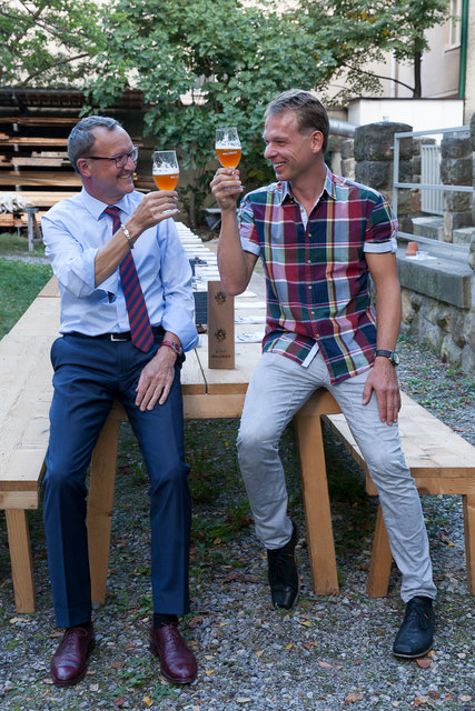 ÖBf-Vorstand Rudolf Freidhager (li.) aus Molln und Braumeister Axel Kiesbye verkosten das neue Bier | Foto: ÖBf/citronenrot