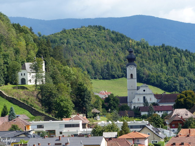 Kapelle Maria Loreto und Pfarrkirche.  Die Maria-Loretto-Kapelle auf halbem Weg zwischen der Stadt und dem Schloss Straßburg ist eine Filiale der römisch-katholischen Stadtpfarre in Straßburg und dient heute als Aufbahrungshalle. Der Sakralbau wurde 1315 
