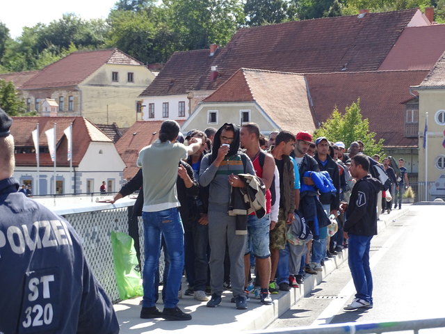 Ein Dolmetscher klärte die Flüchtlinge über die Abläufe auf.