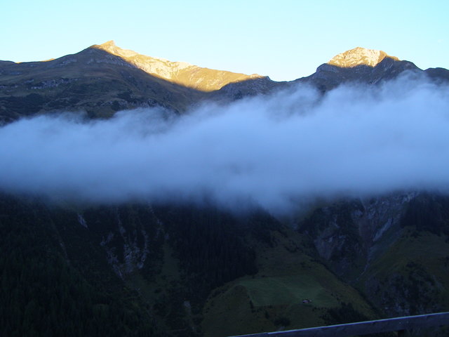 die Sonne streift die Gipfel vom Pimig und Schwarzen Kranz und das weiße Tuch, Schleier, Schal, Kranz oder Kragen am Morgen