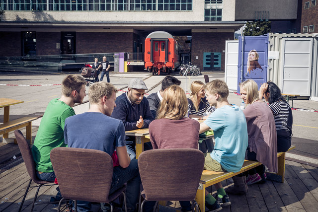 Flüchtlinge erzählen aus ihrem Leben im Innenhof der Tabakfabrik. | Foto: by sahlia