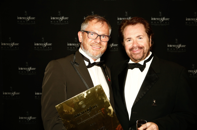 Peter F. Pfister und der Weltpräsident der Intercoiffure Mondial Klaus-Peter Ochs (Paris - Frankfurt). Der „Globe Educator-Award 2015“  für die jahrelange und internationale Tätigkeit als Seminarleiter und Showfriseur wurde von einer internationalen Jury  | Foto: © www.ledroitperrin.com