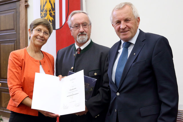 Sozial-Landesrätin Gertraud Jahn, Franz Schaumüller, Landeshauptmann-Stellvertreter Franz Hiesl | Foto: Land OÖ/Ernst Grilnberger