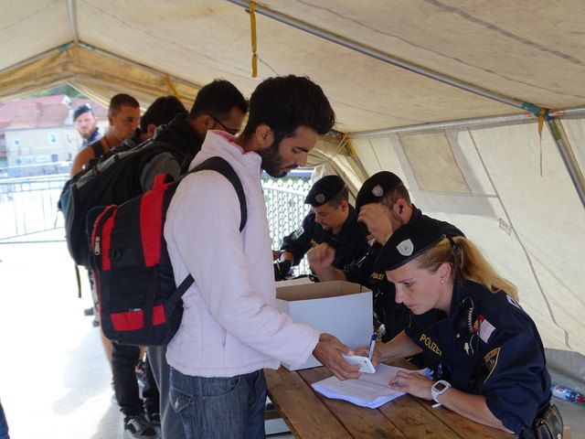 In einem Zelt wurden die Daten der Flüchtlinge aufgenommen.