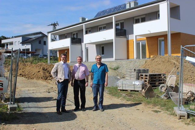 Besichtigung des Wohnprojekts Sonnensiedlung in Grafenschachen: KommR Alfred Kollar, Bgm. Richard Loidl und OAM Jürgen Pöll | Foto: OSG