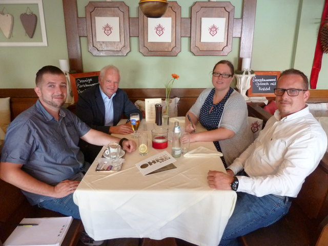 Talk im Restaurant im Kulturhaus (v.l.): Michael Sluschny (Wirt), Josef Prasser, Katharina Grasser, Andreas Schuc (beide WOCHE)