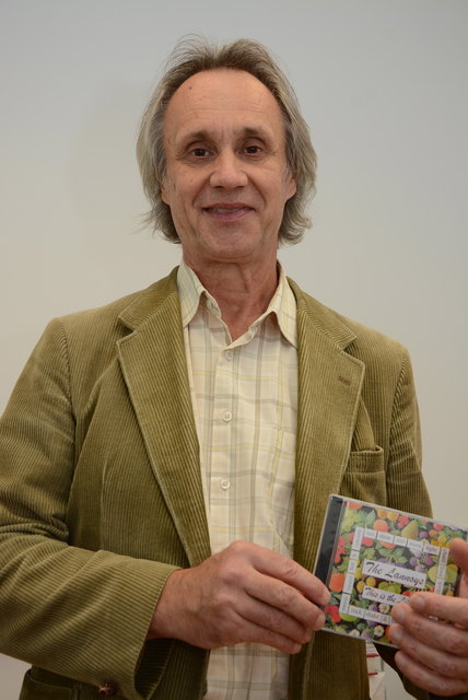 Hans Delanoy mit der neuen CD der Band "The Lannoys": "This Is The Life".