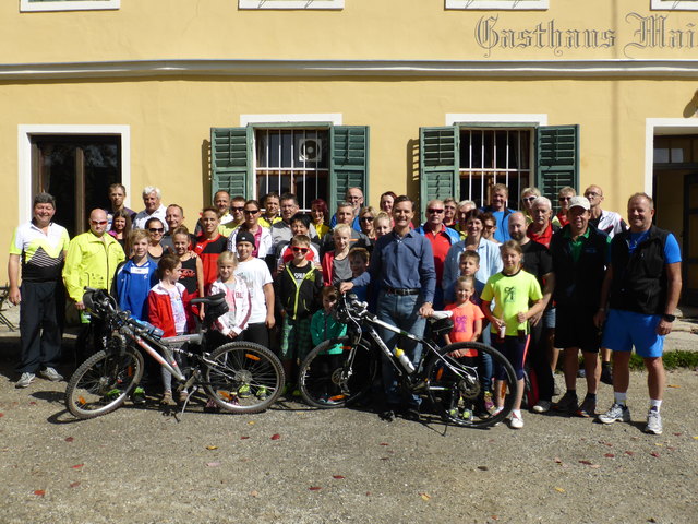 LAbg. Bgm. Wolfgang Dolesch (Mitte) freute sich zahlreiche Radler zur Wasserrad Tour begrüßen zu können. | Foto: KK