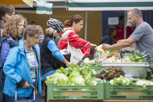 Hier kennt man einander: Das Leben in Andritz spielt sich rund um den Hauptplatz ab, wo jeden Samstag und Dienstag ein Bauernmarkt   die Andritzer mit Lebensmitteln versorgt. | Foto: prontolux