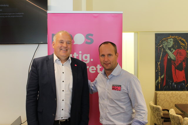 Wollen mit den Schulden aufräumen: Neos Wels-Spitzenkandidat Markus Hufnagl und Parteivorsitzender Matthias Strolz. | Foto: Herzog