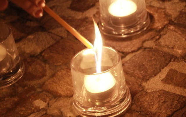 "Langer Tag der Flucht" am Freitag: Ein Lichtermeer wird vor dem Stadttheater entzündet | Foto: KK