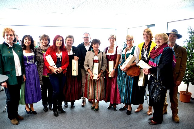 Die ausstellenden KünstlerInnen mit Jakobskreuz-Ideengeber GF Toni Wurzrainer (Mi. hi.). | Foto: ersiBILD