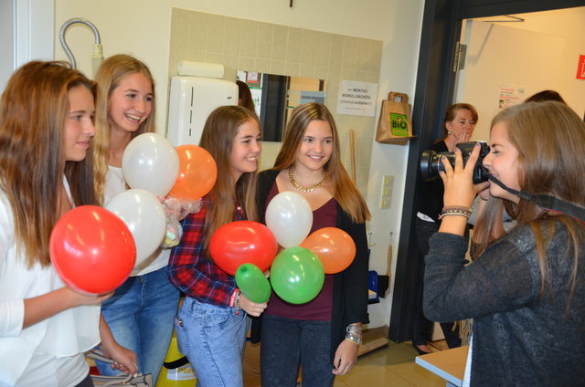 Die Medienschülerinnen machten vor und hinter der Kamera gute Figur.   Foto: Robert Kalss