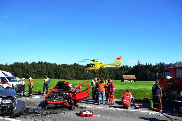 Der Rettungshubschrauber brachte die Schwerverletzte nach dem Frontalzusammenstoß an der B67 ins LKH Graz. | Foto: BI d.V. Thomas Stopper, BA Pressebeauftragter des Abschnittes 5 „Oberes Sulmtal“