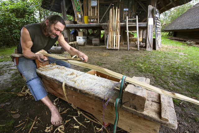 „Bogenschnitzen ist die hohe Kunst in den gewachsenen Holzfasern eines Baumes zu lesen“, verrät Bogenschnitzer Ewald Trischak das Geheimnis der Kraft seiner Naturbögen. 
Foto: www.keltendorf-mitterkirchen.at