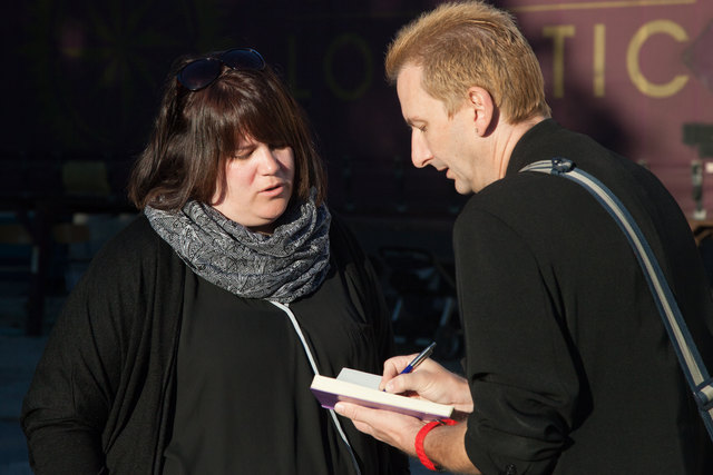 Redakteur Karl Pufler im Gespräch mit Helferin Brenda Annerl. | Foto: Regina Courtier