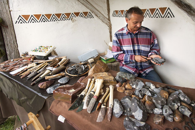 Wie Feuersteine gespalten werden und daraus Faustkeile oder kunstvolle Messer entstehen zeigt Archäologe Alexander Hobiger am 3. und 4. Oktober im Keltendorf Mitterkirchen. 
Foto: www.keltendorf-mitterkirchen.at
