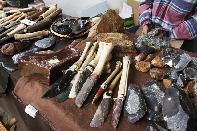 Faustkeile und Messerklingen, so scharf wie Keramikmesser: Aus Feuerstein und Obsidian lassen sich Werkzeuge und Pfeilspitzen mit hohem ästhetischem Anspruch herstellen. 
Foto: www.keltendorf-mitterkirchen.at