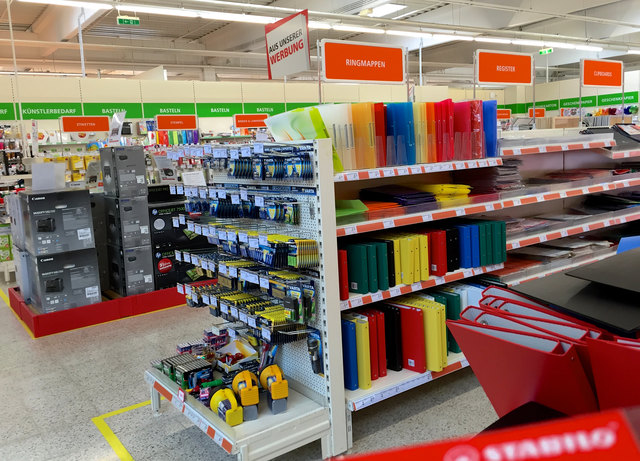 Drei Frauen im Alter von 50, 49 und 19 Jahren, die in diesem Diskont-Markt arbeiteten, bekamen die Kündigung.
