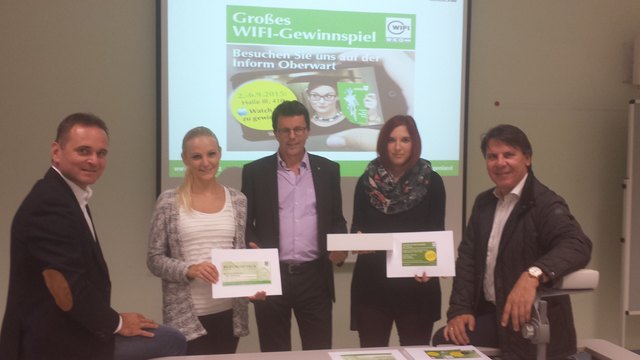 Jochen Bognar, Manfred Schweiger mit WK-Regionalstellen-Obmann Gerald Guttmann überreichen die Bildungsgutscheine an die glücklichen Gewinnerinnen. | Foto: WIFI