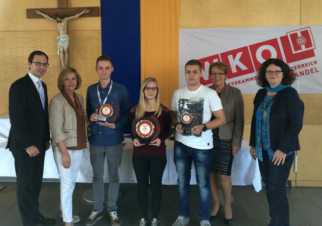 Gremialgeschäftsführer und Moderator Andreas Hofbauer, KommR Waltraud Rigler, 2. Platz: Thomas Stelzhammer, 1. Platz: Andrea Appenauer, 3. Platz: Philip Ramek, Berufsschuldirektorin Gerda Wieser und Berufsschulinspektorin Doris Wagner