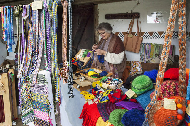 Bunte Bänder, selbst von Hand gewebt und allerlei Nützliches und Warmes aus Wolle wird am 3. und 4. Oktober bei URGESCHICHTE&HANDWERK im Keltendorf Mitterkirchen feilgeboten. Eine Grand Dame auf dem Gebiet urgeschichtlicher Textilien wird persönlich einen