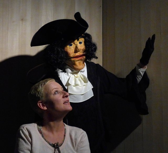 Bei dieser Inszenierung verstärken lebensgroße Puppen (im Bild: Kolumbus mit Fritzi) das Spielerensemble der achetypen. | Foto: Karl Fasching