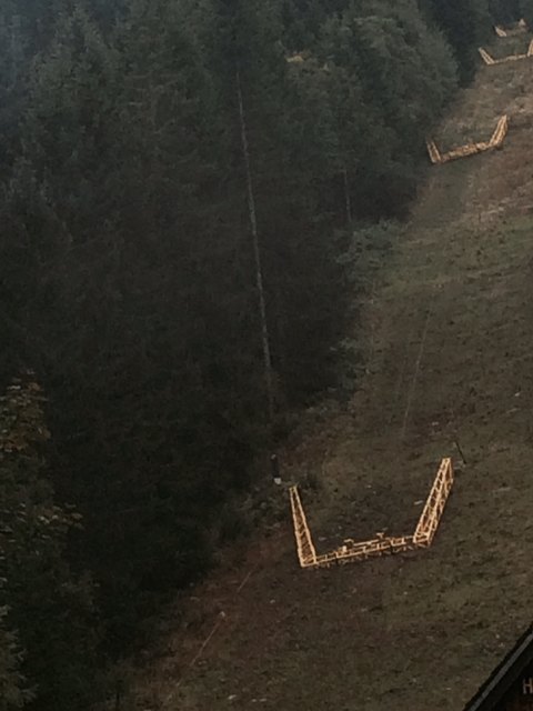 Ein trauriges Bild. Die umgeschnittenen Liftstützen auf der Hebalm.