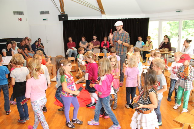 Die Kinder probierten die Instrumente sofort aus. | Foto: KK