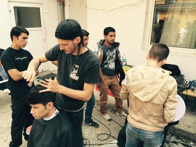 Zu sechst schnitten Amir und sein Team fast hundert Menschen die Haare. | Foto: B4R