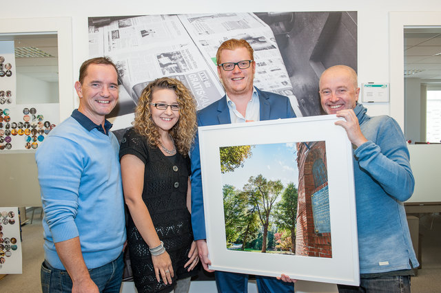 Autor Michael Haitszinger, bz-Redakteurin Conny Sellner, bz-Geschäftsführer Maximilian Schulyok und Fotograf Klaus Prokop: "Helfen Sie mit und gewinnen Sie ein tolles Bild."