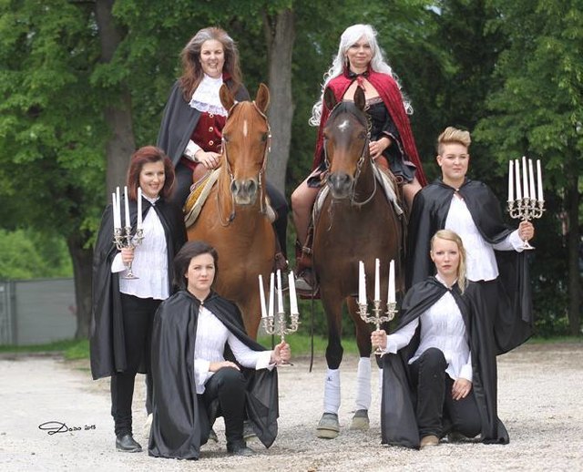Auf der Welser Messe (Musical Tanz der Vampire): Reiter: Christine Steindler und Melanie Sulzner (v. l.), gemeinsam mit Anna Pferzinger, Maria Havelka, Carina Schlager und Sarah Sulzner | Foto: Doris Dobetsberger