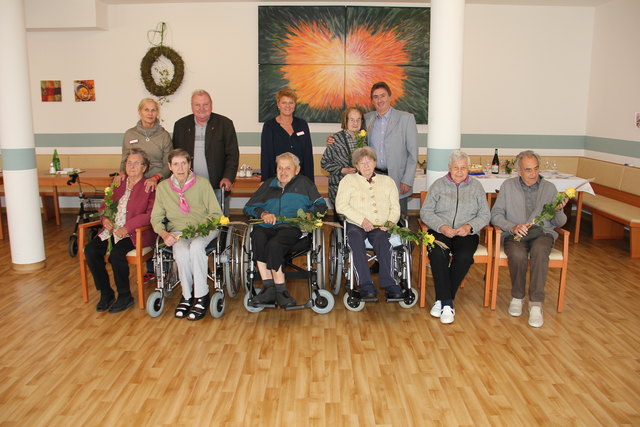 Bgm. Günter Müller, Franziska Gruber und die Beauftrage für Lebensqualität Ulrike Hofstädter gratulierten den September-Geburtstagskindern.