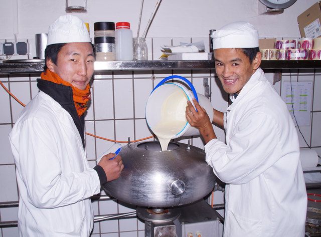 "In Bhutan arbeiten wir viel mit den Händen, wir haben nicht so viele Maschinen", berichten Dorji und Chopel beim Buttermachen.